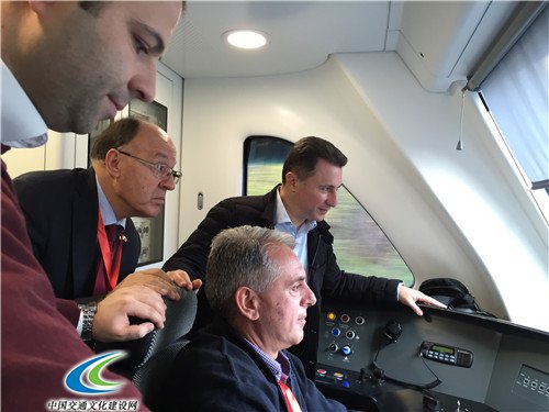 马其顿总理在司机室查看