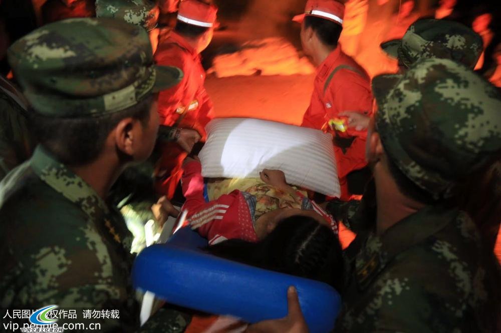 直击九寨沟震中救援 官兵冒着垮塌滚石进行生命接力
