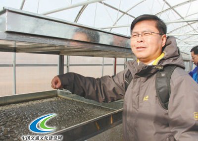 李新荣展示人工培养的生物土壤结皮