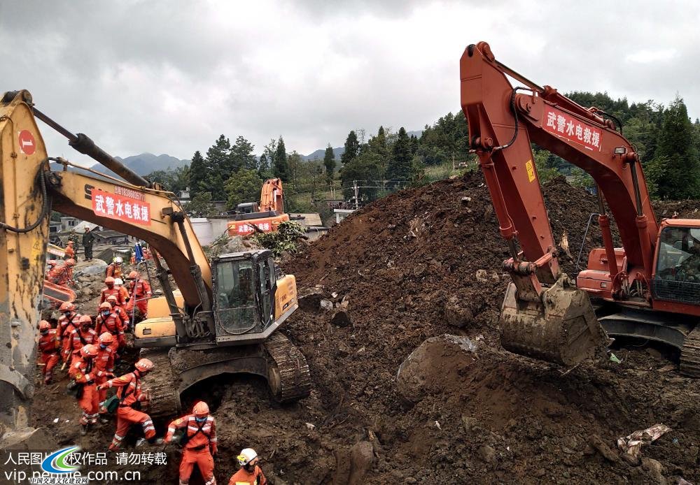 8月29日，在贵州毕节纳雍县山体滑坡救援现场，救援人员在紧张搜救中。刘秀念、曹峰/人民图片