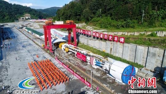 图为中国首台再制造硬岩隧道掘进机始发现场。　尹磊 摄