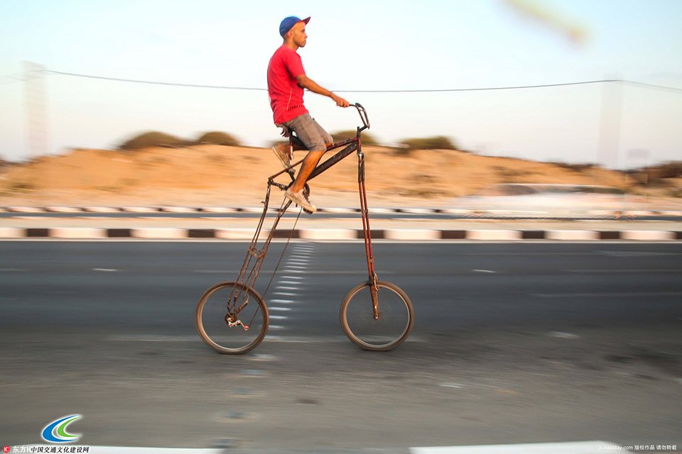 高实在是高　巴勒斯坦男子自制2米高自行车
