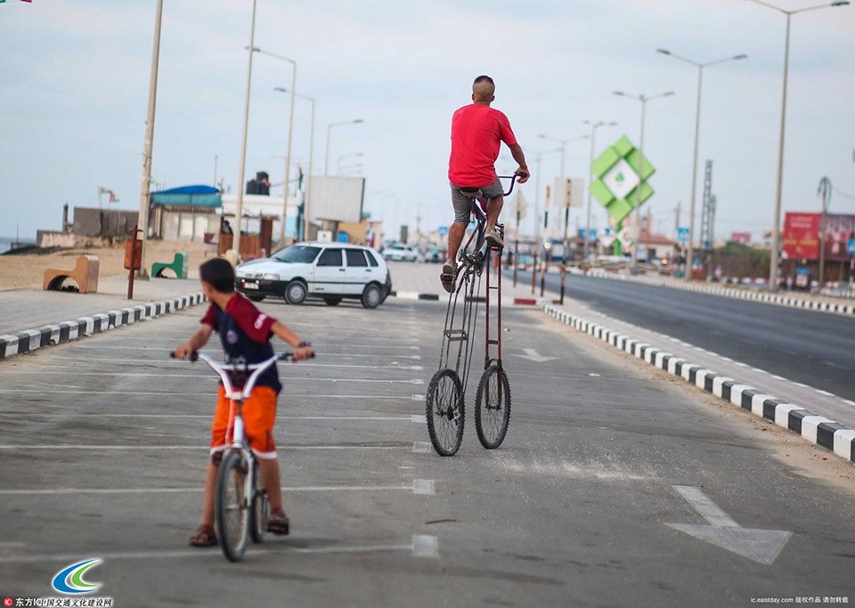高实在是高　巴勒斯坦男子自制2米高自行车 1