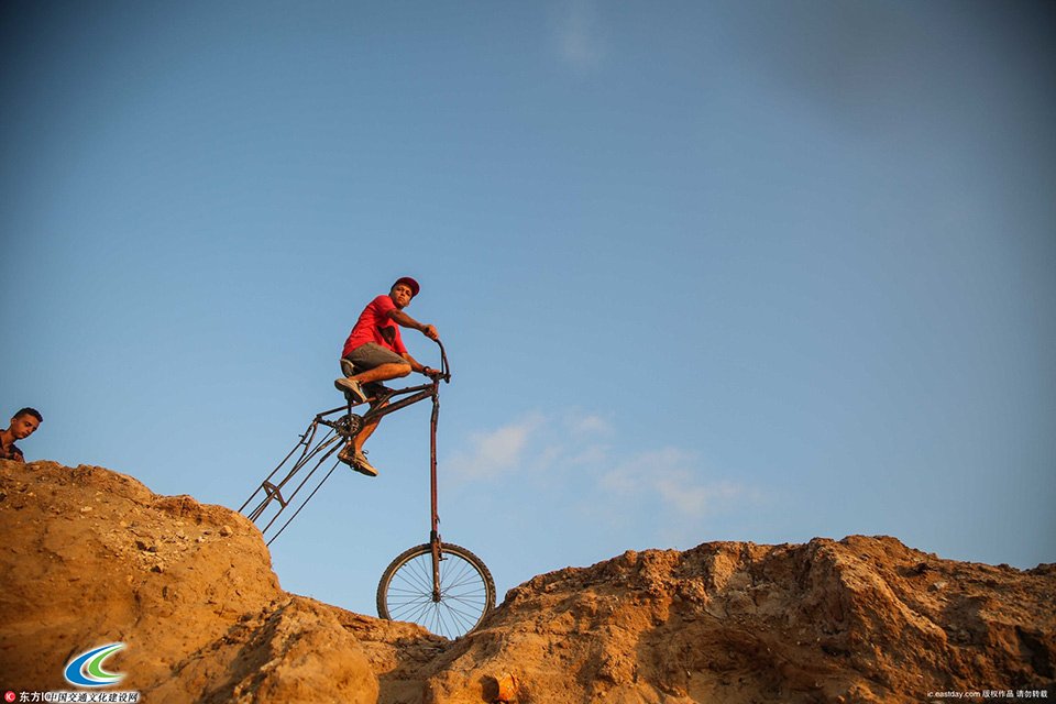 高实在是高　巴勒斯坦男子自制2米高自行车 5