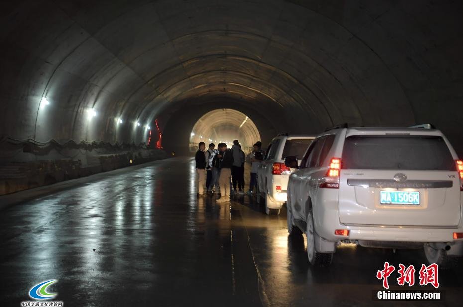 “川藏第一隧”雅康高速二郎山特长隧道贯通