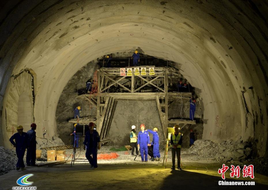 “川藏第一隧”雅康高速二郎山特长隧道贯通 1