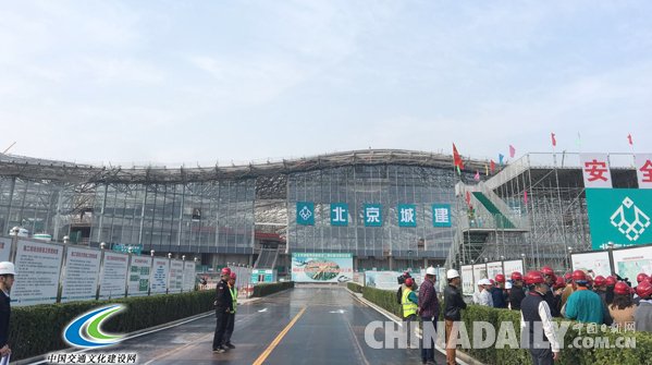 北京新机场探秘：航站楼正在进行屋面 玻璃幕墙等安装