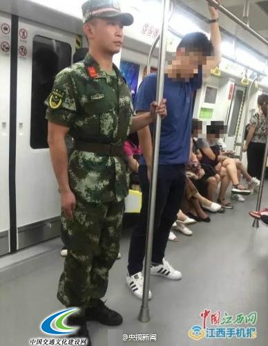 10月16日报道，近日，江西南昌一消防坐地铁时，其手扶铁杆、目视前方、标准站立的英姿在人群中异常醒目。不少网友对此评论道：“穿军装就有会种责任感。”