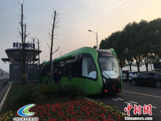 10月23日，由中国中车株洲研究所自主研发的全球首列智轨列车在“中国电力机车之都”株洲实现上路运行。　刘双双　摄