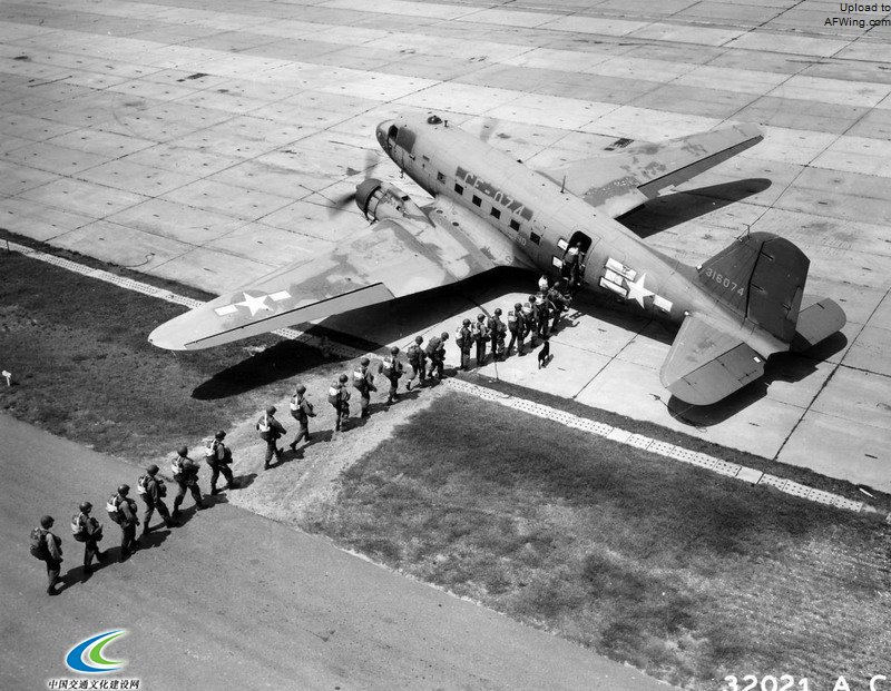 美国佐治亚州本宁堡（Ft. Benning）空降学校的学员们正在登上一架道格拉斯C-47飞机进行跳伞训练，时间是1946年。道格拉斯公司制造了数以千计的C-47飞机，而且多达3000多架此类飞机是在苏联和日本境内按许可证生产的