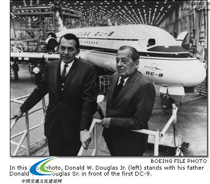DC-9客机前的道格拉斯父子