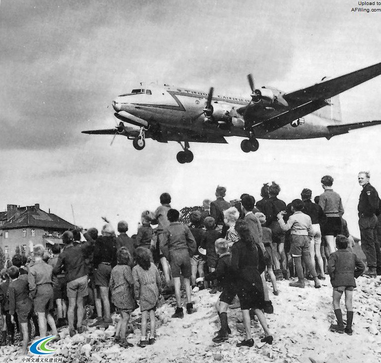 “柏林危机”中的DC-4飞机。这款四引擎飞机在世界各地的服役情况令人钦佩，并且在柏林空运中担任了主角