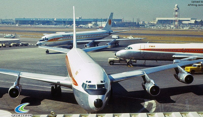 在波音707（前）的阴影之下，DC-8（后）已经难以作为