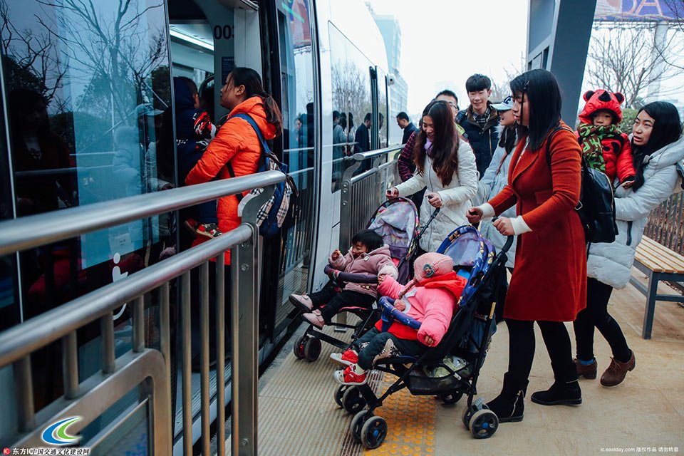 武汉“光谷量子号”有轨电车免费试乘市民挤爆 1