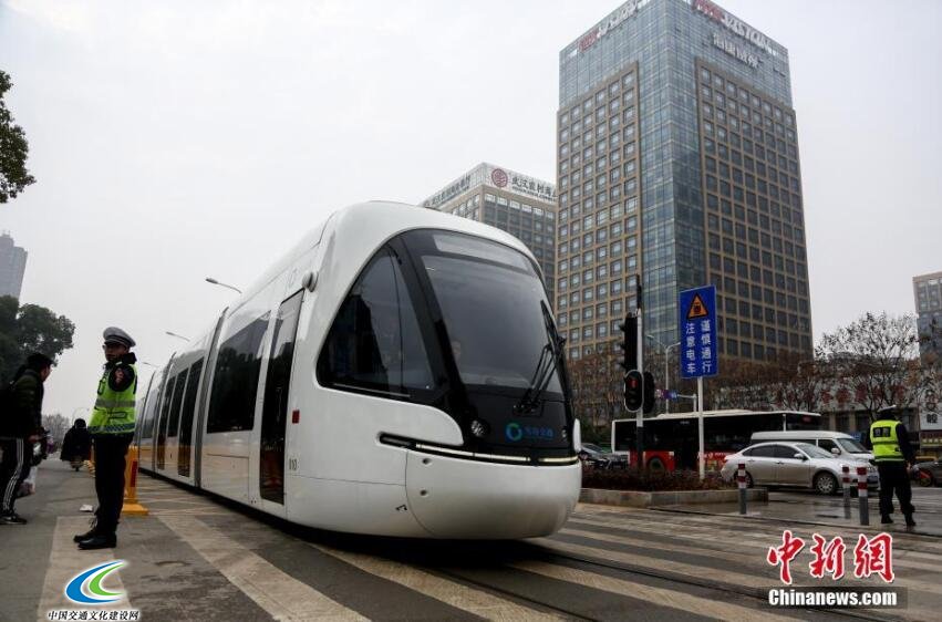 武汉“光谷量子号”有轨电车免费试乘市民挤爆 2