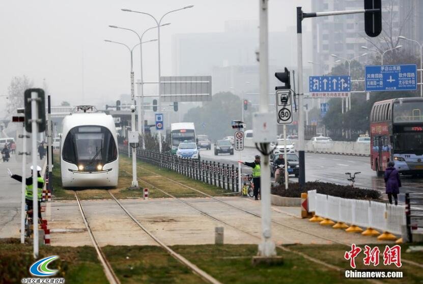 武汉“光谷量子号”有轨电车免费试乘市民挤爆 4