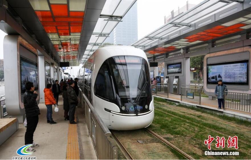 武汉“光谷量子号”有轨电车免费试乘市民挤爆 5