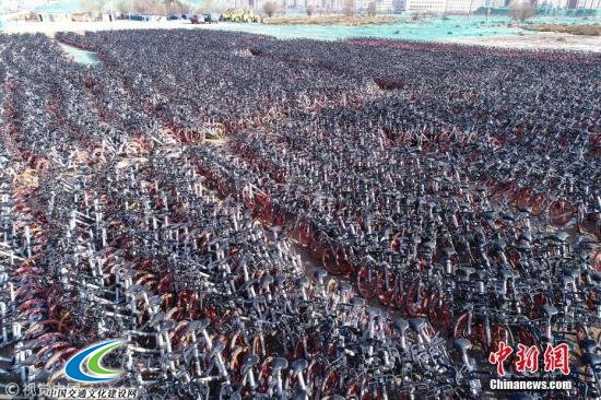 资料图：数千辆共享单车密密麻麻的停放在空地上，共享单车公司将这片空地当作单车的“冬眠地”，根据天气变化和市民需求进行增减。 作者：七道阳光 图片来源：视觉中国