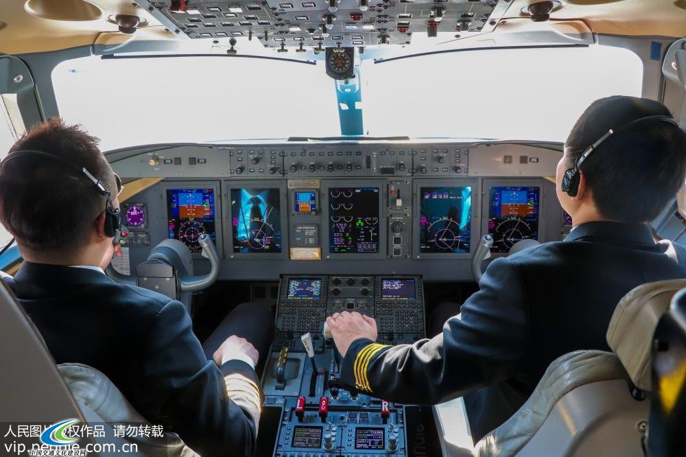 国产ARJ21-700飞机在内蒙古展示飞行首航成功【3】