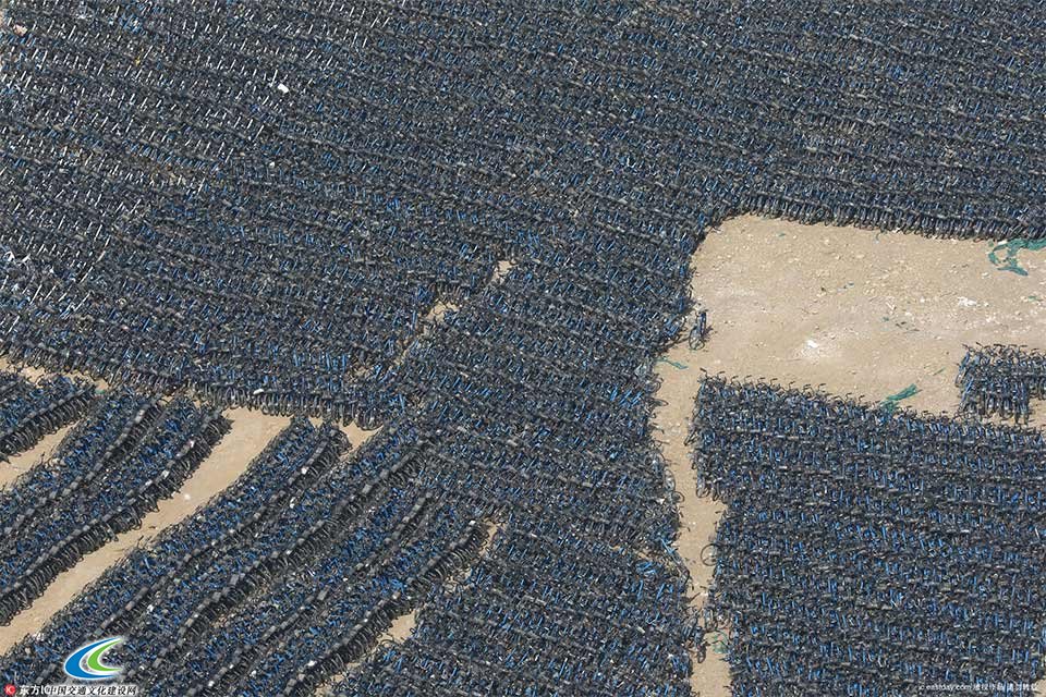 七万辆小蓝单车停放废旧停车场　空中俯瞰如“河流”蜿蜒