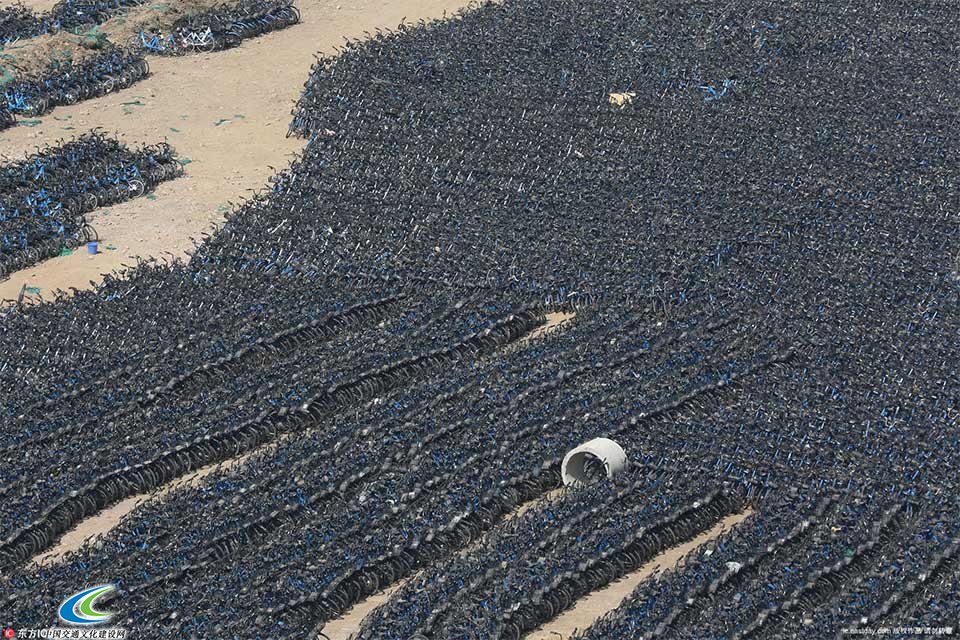 七万辆小蓝单车停放废旧停车场　空中俯瞰如“河流”蜿蜒 2