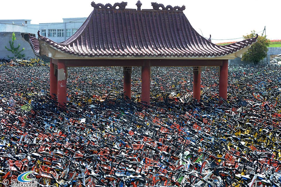 武汉一空地堆满万辆共享单车