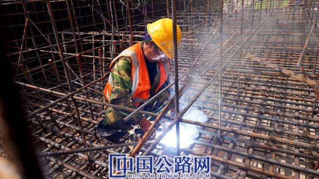 国道321线青新项目工人在焊接-李冬梅.JPG