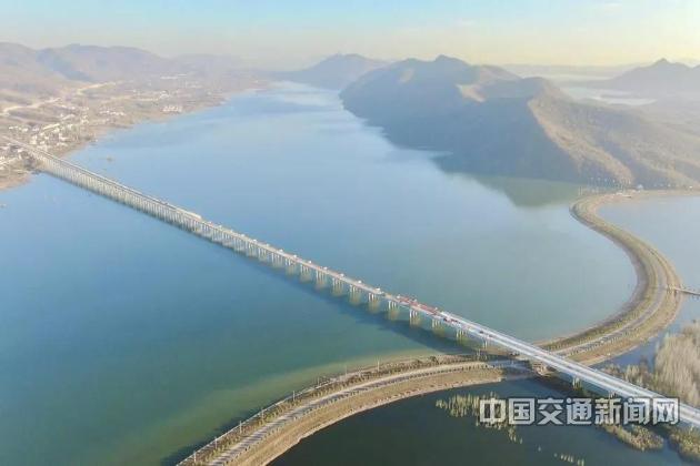 河南省渑池至淅川高速公路西淅段张湾特大桥左幅贯通，消除省际高速“断头路”